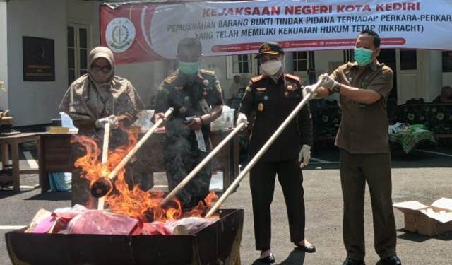 Pemusnahan barang bukti di halaman Kejari Kota Kediri (Kintan Kinari Astuti)
