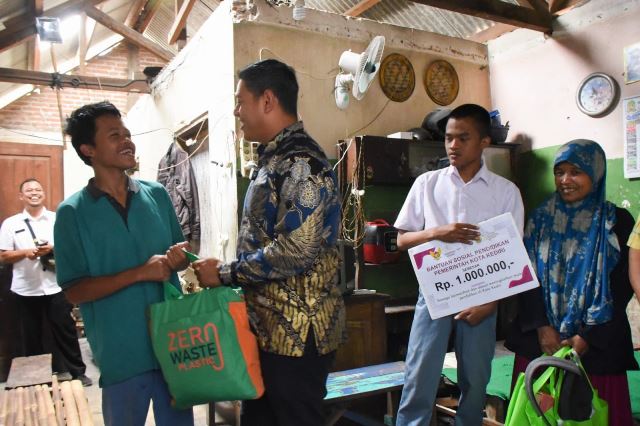 Wali Kota Kediri Serahkan Bansos Pendidikan, Total Penerima 168 Siswa SMA/SMK
