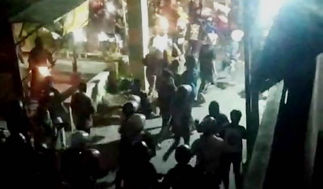 Massa saat masuk ke kampung di wilayah Katang (istimewa)