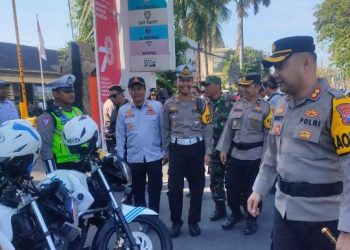 Kapolres Kediri AKBP Teddy Candra saat memeriksa kesiapan anggota (Oktavian Yogi Pratama)