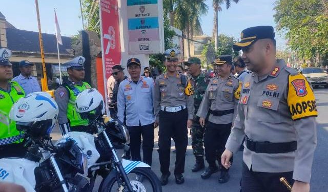 Kapolres Kediri AKBP Teddy Candra saat memeriksa kesiapan anggota (Oktavian Yogi Pratama)