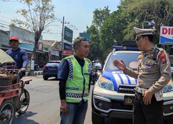 Kanit Turjawali Satlantas Polres Kediri, Ipda Jhady saat melakukan sosialisasi (Wildan Wahid Hasyim)