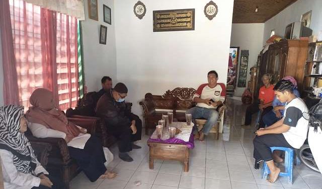 Pihak sekolah saat menemui keluarga Zaky (Sigit Cahya Setiawan)
