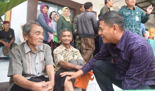 Wali Kota Kediri Abdullah Abu Bakar saat menyerahkan bantuan sosial (Kintan Kinari Astuti)