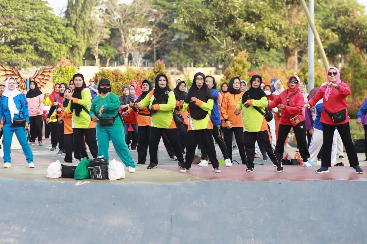 Senam Sehat Bersama Lansia, Bunda Fey : Lansia Kota Kediri Harus Sehat dan Produktif Senam Sehat Bersama Lansia, Bunda Fey : Lansia Kota Kediri Harus Sehat dan Produktif