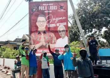 Pemasangan banner oleh Relawan Panji Laras (istimewa)