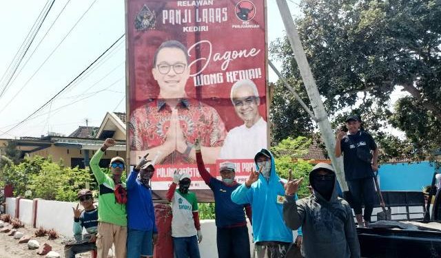 Pemasangan banner oleh Relawan Panji Laras (istimewa)