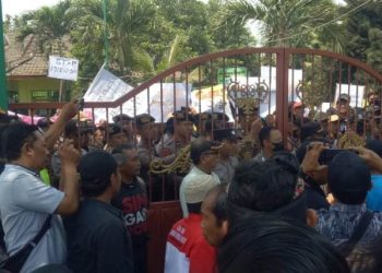 Massa Aliansi Dhoho Jayati saat berorasi di depan Kantor Dinas Pendidikan Kabupaten Kediri (Wildan Wahid Hasyim)