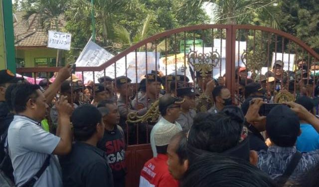 Massa Aliansi Dhoho Jayati saat berorasi di depan Kantor Dinas Pendidikan Kabupaten Kediri (Wildan Wahid Hasyim)