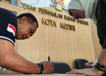 Perwakilan warga terdampak saat menyampaikan surat aduan (Nanang Priyo Basuki)