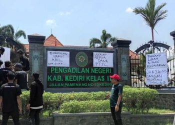 Massa saat aksi di depan Kantor Pengadilan Negeri Kabupaten Kediri (Wildan Wahid Hasyim)