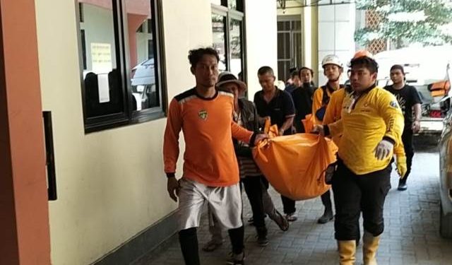 Jenasah Bayu saat dievakuasi ke RS. Polda Bhayangkara Kediri (Sigit Cahya Setyawan)