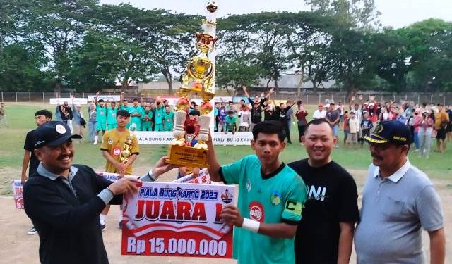 Tim Kecamatan Kandat saat menerima piala dan hadiah uang (Sigit Cahya Setyawan)
