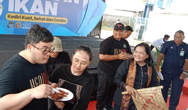 Mas Dhito ajak undangan yang hadir untuk membakar sate ikan lele (Wildan Wahid Hasyim)