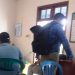 Foto beredar terkait kehadiran Polda Jatim ke Balai Desa Jambean (istimewa)