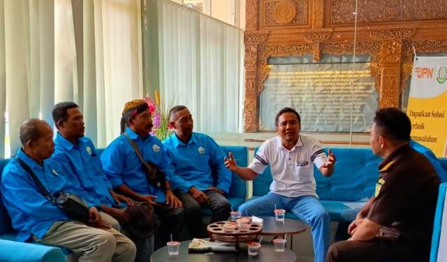 Kehadiran perwakilan Saroja diterima Boma Wira selaku Kasi Intel Kejari Kota Kediri (Oktavian Yogi Pratama)