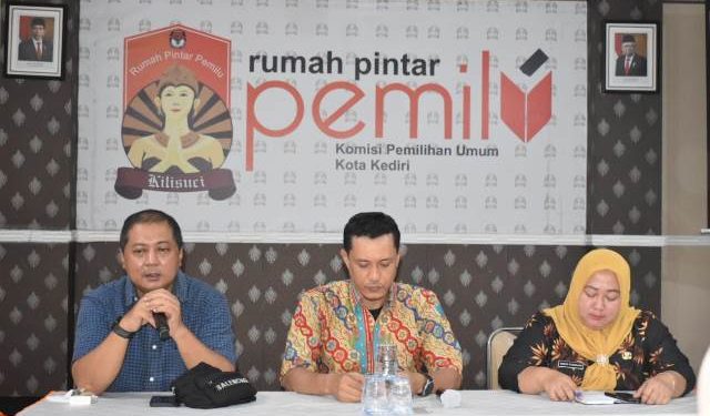 Moch. Wahyudi  didampingi staf sekretariatan KPU Kota Kediri (istimewa)