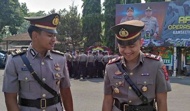 Pejabat lama Kasat Reskrim, AKP Rizkika Atmadha dan pejabat baru AKP Fauzi Pratama (Wildan Wahid Hasyim)