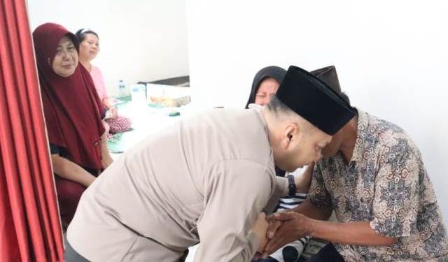 Kapolres Kediri Kota, AKBP Teddy didampingi pengurus PSHT Cabang Kota Kediri, takziah ke rumah duka Andan Wisnu Pradana (humas)
