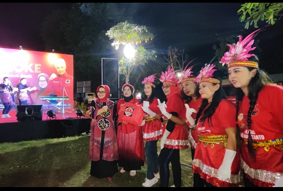 Apresiasi diberikan Bunda Ganik kepada peserta (Nanang Priyo Basuki)