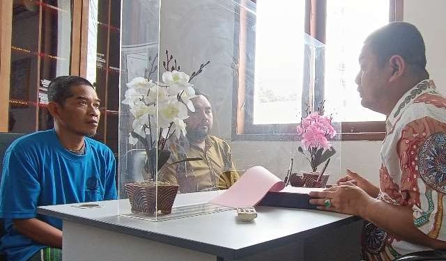 Satreskrim Polres Kediri saat melimpahkan berkas Totok ke Seksi Pidum Kejari Kabupaten Kediri (Wildan Wahid Hasyim)