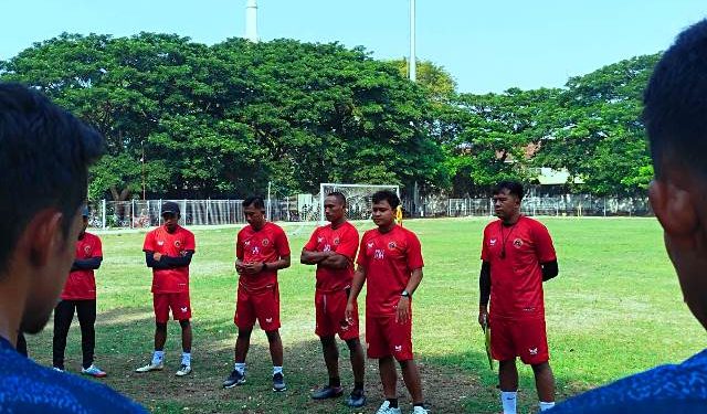 Anak-anak Persedikab saat latihan Senin pagi di Stadion Canda Bhirawa (Sigit Cahya Setyawan)