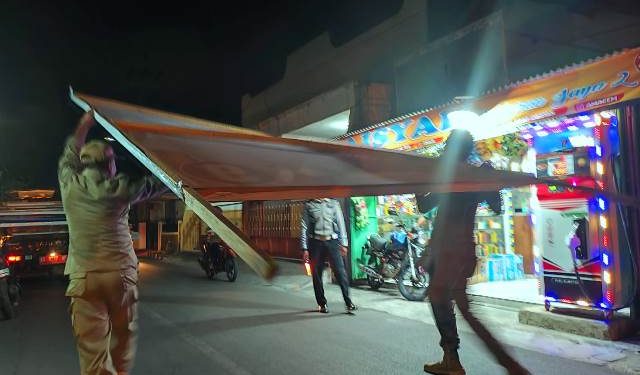 Satpol PP saat melakukan penertiban baliho (Nanang Priyo Basuki)
