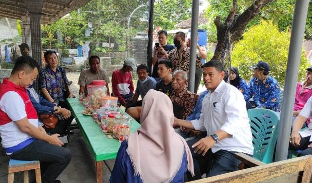 Pertemuan warga dengan Mas Abu disaksikan Pertamina dan SPBU (Wildan Wahid Hasyim)