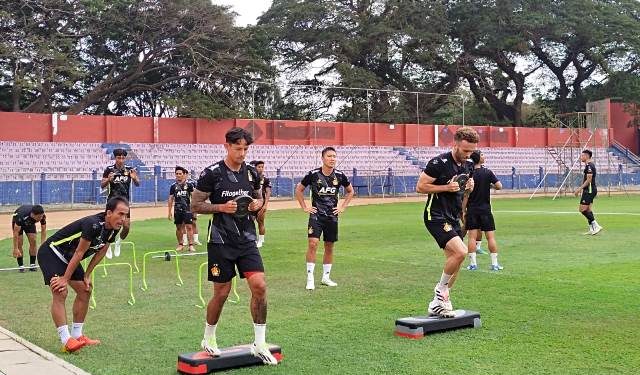 Irfan dan Valente mulai berlatih di Stadion Brawijaya (Sigit Cahya Setyawan)