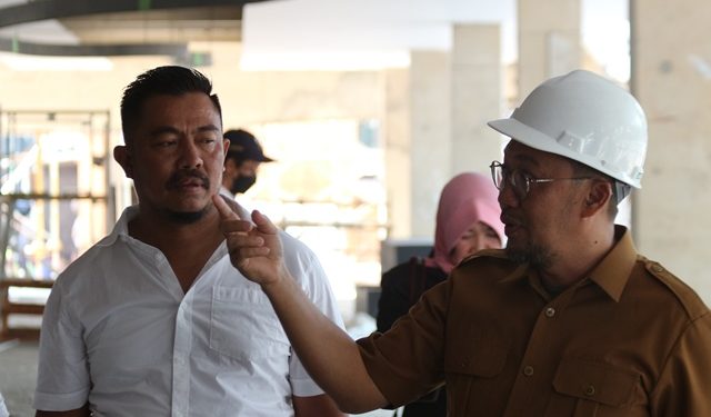 Ashari, Ketua DPC Partai Demokrat yang juga Anggota Komisi C DPRD Kota Kediri saat sidak di pembangunan Alun-Alun (Nanang Priyo Basuki)