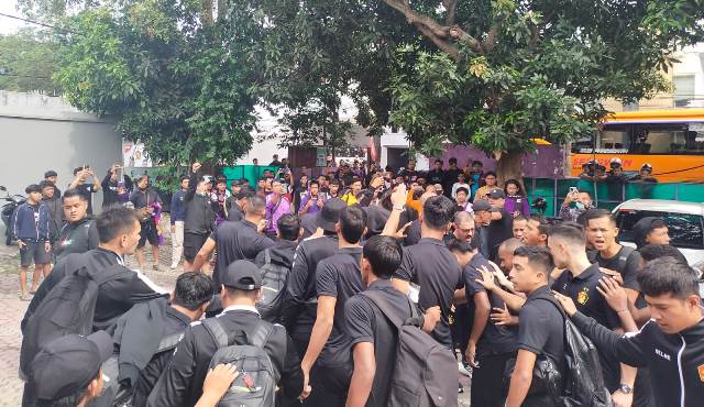 Skuad Macan Putih sebelum meninggalkan mess Persik Kediri (Sigit Cahya Setyawan)