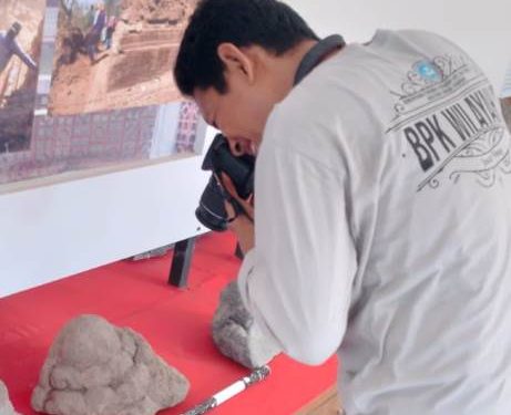 Saat tim BPK melakukan konservasi di Museum Airlangga (Wildan Wahid Hasyim)
