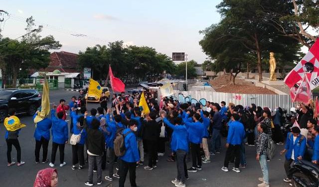 Massa gabungan PMII dan GMNI menggelar aksi di kawasan Alun-Alun Kota Kediri (Sigit Cahya Setyawan)