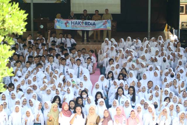 Jaksa Masuk Sekolah Disambut Antusias Ribuan Siswa SMAN 1 Pare, Kajari : Kami Mendukung Pemerintahan Mas Bupati