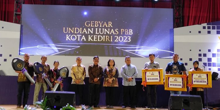 Para wajib pajak beruntung mendapatkan hadiah berupa uang, sepeda motor dan hadiah lainnya (Sigit Cahya Setyawan)