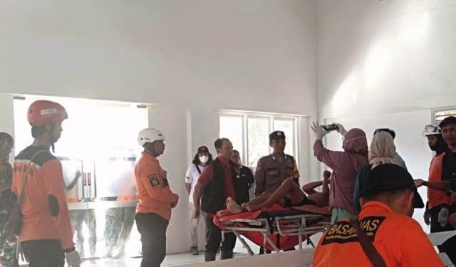 Proses evakuasi jenasah dilakukan tim gabungan (BPBD)