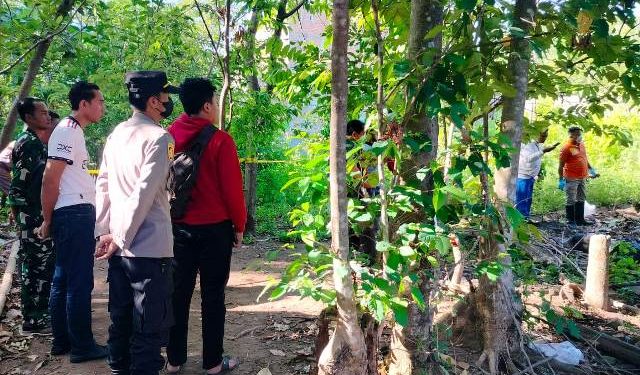 Petugas gabungan Polres Kediri dan Polsek Banyakan saat berada di lokasi kejadian (humas)
