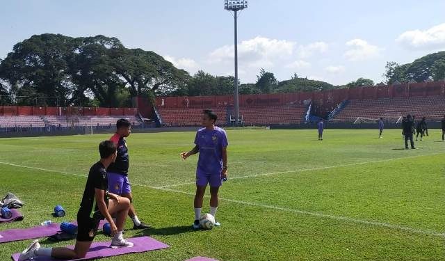 Coach Marcelo didampingi Ahmad Agung saat pre match conference (Sigit Cahya Setyawan)