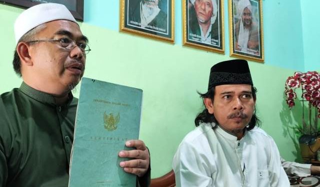 Ustadz Arman bersama juru bicara Rahmat Mahmudi saat jumpa pers (Nanang Priyo Basuki)