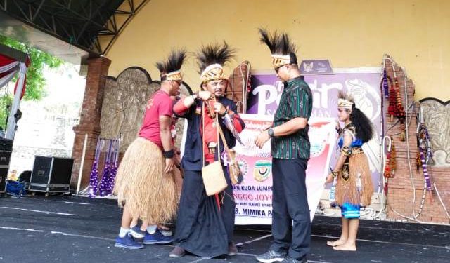 Zachrie Ahmad selaku Kepala Disbudparpora saat menerima cindermata dari perwakilan peserta Mimika Papua (Sigit Cahya Setyawan)