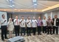 Kajari Kabupaten Kediri, Candra Eka Yustika didampingi para kasi menerima penghargaan dari BPJS Ketenagakerjaan (penkum)