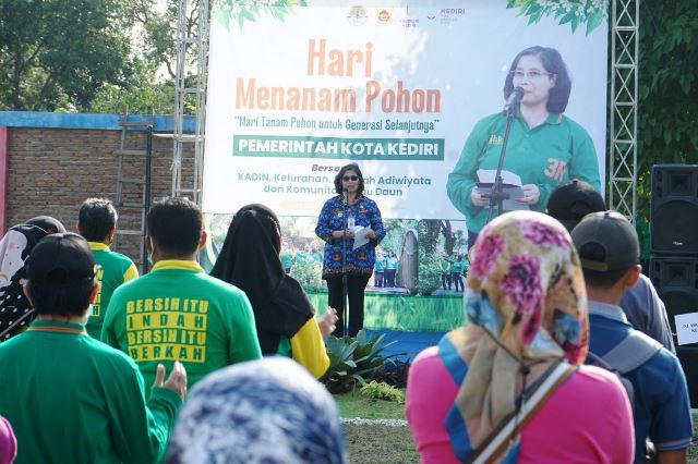 Pj Wali Kota Kediri Tanam Pohon di Lapangan BSCC, Wujud Komitmen Merawat dan Menjaga Lingkungan
