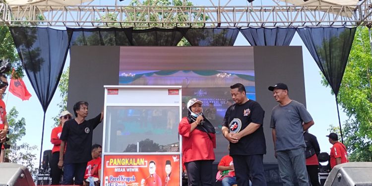 Pemberian bantuan ratusan rombong kepada PKL (Sigit Cahya Setyawan)