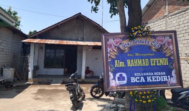 Suasana duka masih menyelimuti rumah almarhum Rahmad Efendi (Sigit Cahya Setyawan)