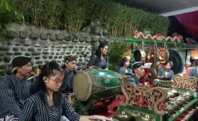 Diiringi Gamelan dan Busana Adat Jawa, Puncak Peringatan Natal di Gereja Puhsarang, Dihadiri Ribuan Jemaat