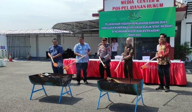 Suasana pemusnahan barang bukti di Halaman Kantor Kejari Kabupaten Kediri (Wildan Wahid Hasyim)