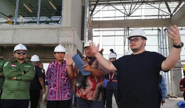 Mas Dhito melihat pembangunan stadion Tahap I (Sigit Cahya Setyawan)