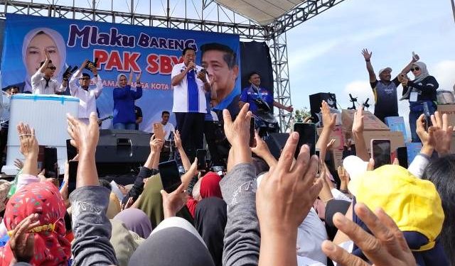 Pendiri Partai Demokrat, SBY turut acara jalan sehat (Sigit Cahya Setyawan)
