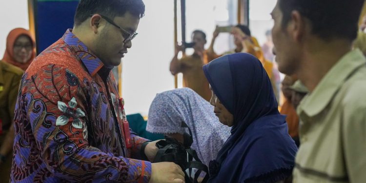 Mas Dhito menyerahkan bingkisan sosial bagi warga kurang mampu (Kominfo)