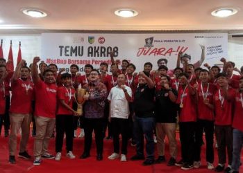 Mas Dhito diantara official Persedikab U-17 (Kintan Kinari Astuti)